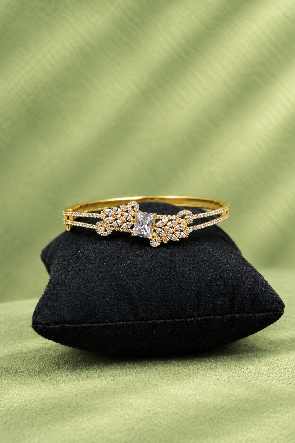 Emerald Paisley Carved Gold Kada